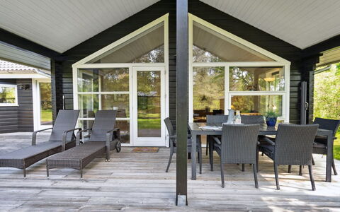 Hejdi - 350M from the Sea: Dach, Haus, Zuhause, Hütte, Tür, Abstellgleis, Deck, Veranda, Planke, Hartholz