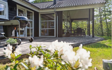 Hejdi - 350M from the Sea: Dach, Haus, Zuhause, Hütte, Tür, Abstellgleis, Deck, Veranda, Planke, Hartholz