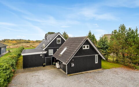 Hejdie - 150M from the Sea: Dach, Haus, Grundstueck, Zuhause, Hütte, Estate, Gartenbauten, Schatten, Blockhaus, Landscaping
