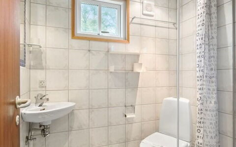 Ingalise - 500M from the Sea: Wand, Flooring, Fussboden, Holz, Armatur, Interior Design, Badezimmer, Toilette, Zimmer, Installation