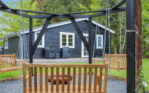 Astrid - 875M from the Sea: Holz, Schatten, Metall, Hartholz, Veranda, Garten, Hinterhof, Outdoor Struktur, Eco Hotel, Garten