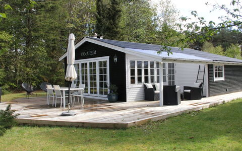 Astrid - 875M from the Sea: Dach, Hütte, Zuhause, Tür, Veranda, Gartenbauten, Abstellgleis, Gartenmöbel, Outdoor Struktur, Deck