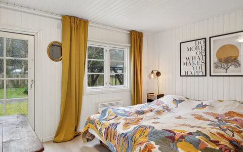 Astrid - 875M from the Sea: Holz, Interior Design, Schlafzimmer, Bett, Fussboden, Möbel, Bettdecke, Zuhause, Decke, Linens
