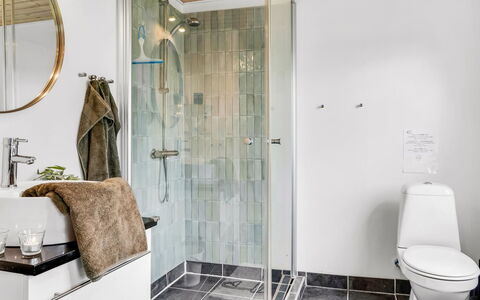 Sigfred - 1.5Km from the Sea: Flooring, Armatur, Badezimmer, Interior Design, Fussboden, Installation, Dusche, Toilette, Badezimmerschrank, Fliese