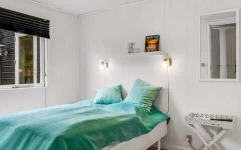 Sigfred - 1.5Km from the Sea: Interior Design, Möbel, Schlafzimmer, Flooring, Fussboden, Holz, Bett, Decke, Zimmer, Bettdecke