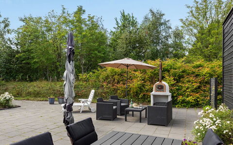 Sigfred - 1.5Km from the Sea: Möbel, Gartenmöbel, Stuhl, Tabelle, Strauch, Garten, Tisch Im Freien, Schatten, Landscaping, Terrasse