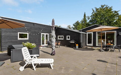 Sigfred - 1.5Km from the Sea: Möbel, Interior Design, Flooring, Holz, Fussboden, Decke, Holzboden, Stuhl, Tabelle, Beleuchtung