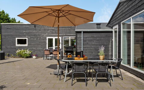 Sigfred - 1.5Km from the Sea: Möbel, Interior Design, Flooring, Holz, Fussboden, Decke, Holzboden, Stuhl, Tabelle, Beleuchtung