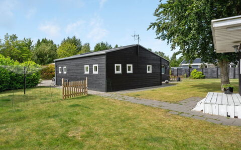 Sigfred - 1.5Km from the Sea: Möbel, Interior Design, Flooring, Holz, Fussboden, Decke, Holzboden, Stuhl, Tabelle, Beleuchtung