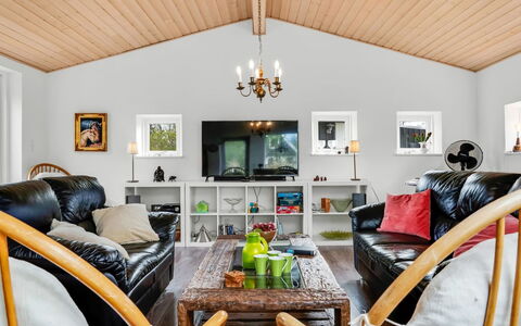 Sigfred - 1.5Km from the Sea: Möbel, Interior Design, Flooring, Holz, Fussboden, Decke, Holzboden, Stuhl, Tabelle, Beleuchtung