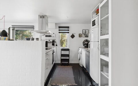 Ditleif - 400M from the Sea: Küchengerät, Küche, Major Appliance, Interior Design, Flooring, Countertop, Cabinetry, Haushaltsgerät, Kühlschrank, Fussboden