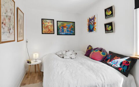 Ditleif - 400M from the Sea: Schlafzimmer, Bett, Wand, Interior Design, Möbel, Bedding, Bettdecke, Linens, Textil, Zimmer