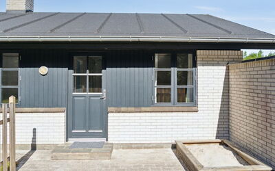 Henny - 1.5Km from the Sea