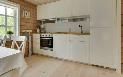 Gaetana - 1.6Km from the Sea: Flooring, Fussboden, Holz, Interior Design, Küche, Holzboden, Möbel, Countertop, Cabinetry, Decke