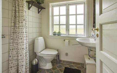 Gaetana - 1.6Km from the Sea: Armatur, Flooring, Interior Design, Fussboden, Badezimmer, Installation, Toilette, Zapfhahn, Fliese, Toilleten Sitz