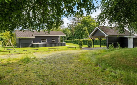 Karstina - 1Km from the Sea: Gras, Haus, Zuhause, Dach, Hütte, Grundstueck, Rasen, Einfach, Ländliches Gebiet, Garten