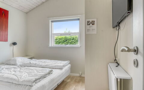 Karstina - 1Km from the Sea: Wand, Holz, Schlafzimmer, Bett, Decke, Fussboden, Zuhause, Bedding, Bettrahmen, Bettdecke
