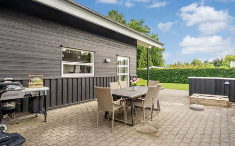 Karstina - 1Km from the Sea: Abstellgleis, Zuhause, Haus, Tür, Hütte, Veranda, Rasen, Garten, Deck, Estate