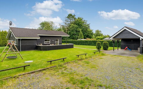 Karstina - 1Km from the Sea: Haus, Dach, Zuhause, Hütte, Rasen, Estate, Bauernhaus, Garten, Garten, Schatten