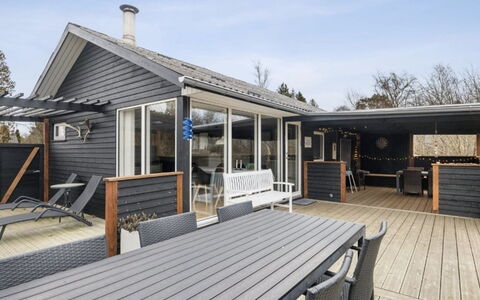 Matz - 350M from the Sea: Holz, Zuhause, Haus, Dach, Veranda, Tür, Deck, Hütte, Abstellgleis, Hartholz