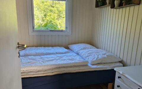 Matz - 350M from the Sea: Holz, Schlafzimmer, Bettdecke, Bett, Flooring, Fussboden, Bedding, Bettrahmen, Holzbeize, Zimmer