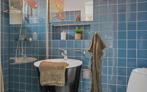 Mumme - 100M from the Sea: Armatur, Interior Design, Badezimmer, Fliese, Flooring, Installation, Zapfhahn, Sinken, Toilette, Toilleten Sitz