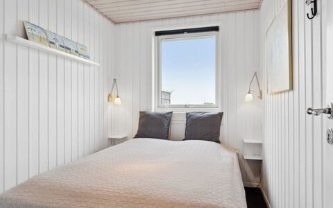 Mumme - 100M from the Sea: Holz, Fussboden, Flooring, Schlafzimmer, Decke, Bedding, Bettdecke, Bett, Hartholz, Holzbeize