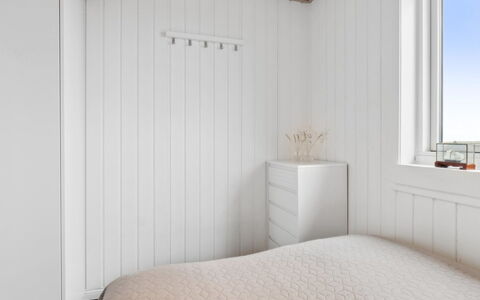 Mumme - 100M from the Sea: Wand, Holz, Schlafzimmer, Flooring, Fussboden, Interior Design, Decke, Bett, Beleuchtung, Bedding