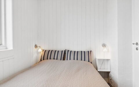 Mumme - 100M from the Sea: Wand, Holz, Schlafzimmer, Interior Design, Fussboden, Decke, Flooring, Bett, Bettdecke, Linens