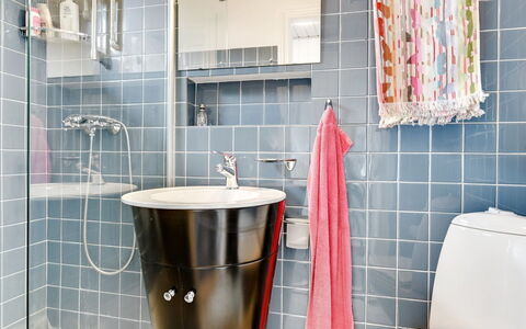 Mumme - 100M from the Sea: Armatur, Badezimmer, Interior Design, Flooring, Fussboden, Fliese, Installation, Toilette, Zapfhahn, Sinken