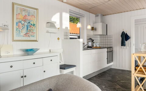 Mumme - 100M from the Sea: Möbel, Interior Design, Flooring, Countertop, Fussboden, Holz, Küche, Decke, Cabinetry, Light Fixture