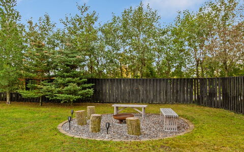 Hielm - 1Km from the Sea: Schwimmbad, Gartenmöbel, Möbel, Resort, Flagstone, Eco Hotel, Schatten, Stuhl, Freizeit, Estate