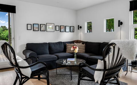 Rosmarie - 600M from the Sea: Möbel, Interior Design, Flooring, Fussboden, Wohnzimmer, Beleuchtung, Couch, Zuhause, Zimmer, Stuhl