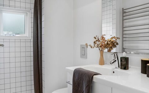 Rosmarie - 600M from the Sea: Badezimmer, Wand, Interior Design, Armatur, Flooring, Badezimmerschrank, Installation, Sinken, Fussboden, Bad Sink