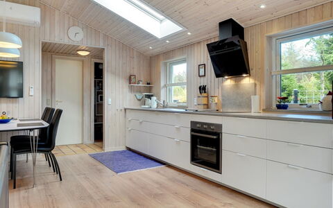 Delco - 200M from the Sea: Holz, Küche, Küchengerät, Major Appliance, Interior Design, Decke, Flooring, Countertop, Haushaltsgerät, Möbel