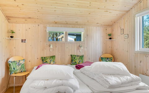 Delco - 200M from the Sea: Interior Design, Holz, Schlafzimmer, Möbel, Decke, Flooring, Zuhause, Bett, Fussboden, Zimmer
