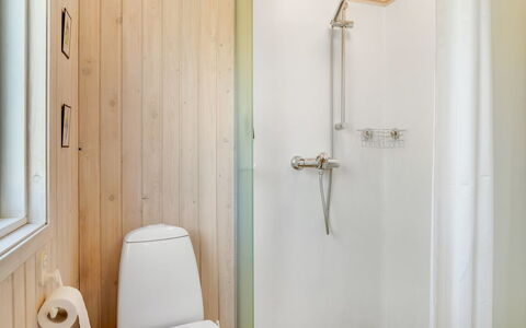 Delco - 200M from the Sea: Badezimmer, Armatur, Wand, Flooring, Holz, Bad Sink, Fussboden, Interior Design, Toilette, Toilleten Sitz