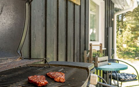 Delco - 200M from the Sea: Grill, Stuhl, Gartenmöbel, Hartholz, Tisch Im Freien, Essen, Hinterhof