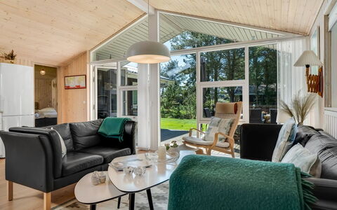 Delco - 200M from the Sea: Holz, Interior Design, Möbel, Wohnzimmer, Couch, Decke, Zuhause, Zimmer