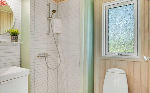 Delco - 200M from the Sea: Badezimmer, Flooring, Wand, Armatur, Interior Design, Fussboden, Toilette, Installation, Zapfhahn, Zimmer
