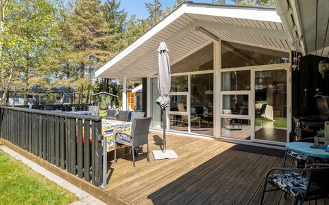 Delco - 200M from the Sea: Möbel, Interior Design, Flooring, Holz, Fussboden, Decke, Holzboden, Stuhl, Tabelle, Beleuchtung