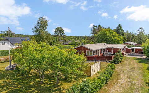 Mina - 1.4Km from the Sea: Wohngebiet, Haus, Strauch, Landschaft, Dach, Zuhause, Garten, Grundstueck, Vorort