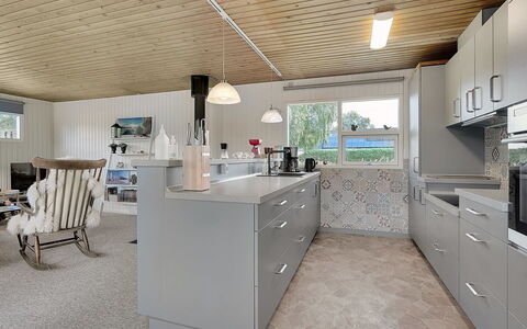 Mina - 1.4Km from the Sea: Küche, Countertop, Decke, Interior Design, Flooring, Cabinetry, Küchengerät, Zuhause, Möbel, Fussboden