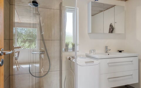 Mina - 1.4Km from the Sea: Flooring, Armatur, Interior Design, Fussboden, Badezimmer, Decke, Zapfhahn, Badezimmerschrank, Installation, Sinken