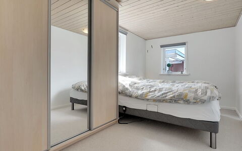 Mina - 1.4Km from the Sea: Holz, Fussboden, Flooring, Interior Design, Decke, Zimmer, Schlafzimmer, Bett, Wohnung, Bettrahmen