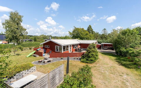 Mina - 1.4Km from the Sea: Möbel, Interior Design, Flooring, Holz, Fussboden, Decke, Holzboden, Stuhl, Tabelle, Beleuchtung