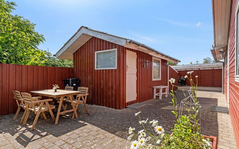 Mina - 1.4Km from the Sea: Möbel, Interior Design, Flooring, Holz, Fussboden, Decke, Holzboden, Stuhl, Tabelle, Beleuchtung