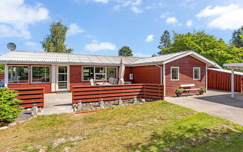 Mina - 1.4Km from the Sea: Möbel, Interior Design, Flooring, Holz, Fussboden, Decke, Holzboden, Stuhl, Tabelle, Beleuchtung