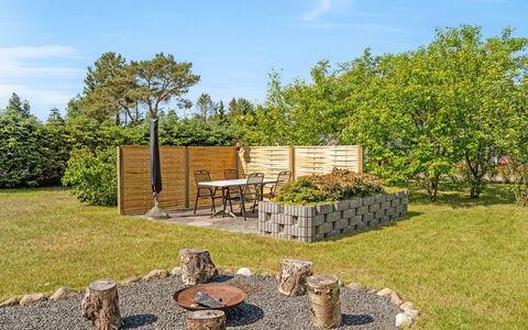 Mina - 1.4Km from the Sea: Möbel, Interior Design, Flooring, Holz, Fussboden, Decke, Holzboden, Stuhl, Tabelle, Beleuchtung