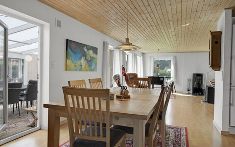 Yorick - 1Km from the Sea: Möbel, Interior Design, Flooring, Holz, Fussboden, Decke, Holzboden, Stuhl, Tabelle, Beleuchtung